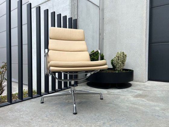 Vitra Eames EA216 Lederen Fauteuil – Leather, Metal (photo 12 of 12)