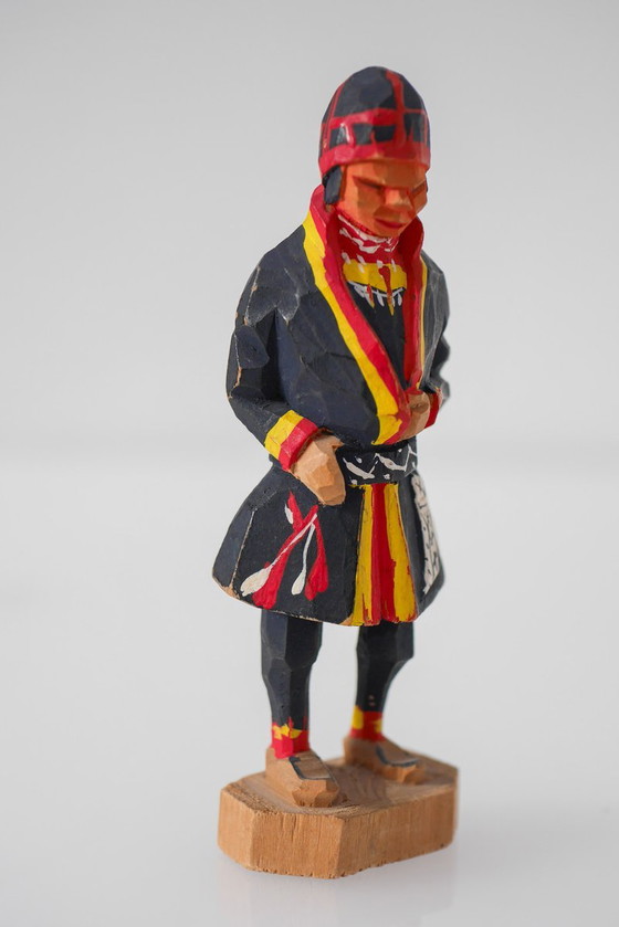 Skandinavische traditionelle handgeschnitzte samische Figur aus der Mitte des 20. Jahrhunderts von Georg (photo 3 of 17)
