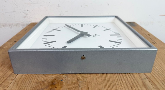 Image 1 of Grijze industriële vierkante wandklok van Pragotron, jaren 70.
