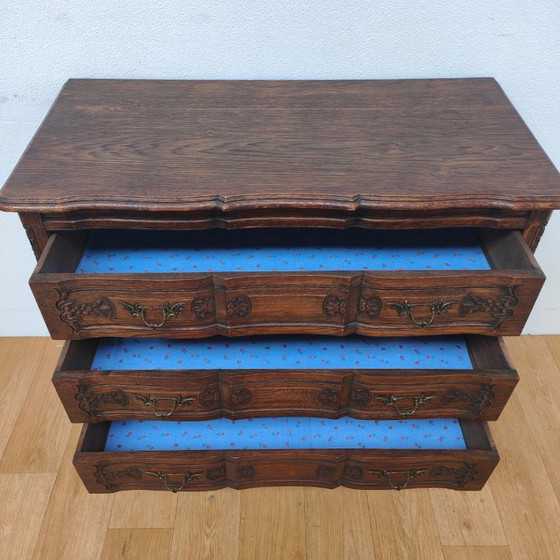 Image 1 of Cassettiera/comò antico in legno rustico, stile Queen Anne