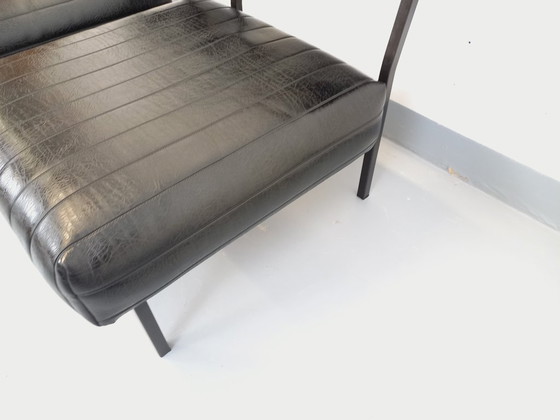 Image 1 of Set van 2 vintage modernistische loungestoelen in zwart kunstleer en metaal uit de jaren 60.