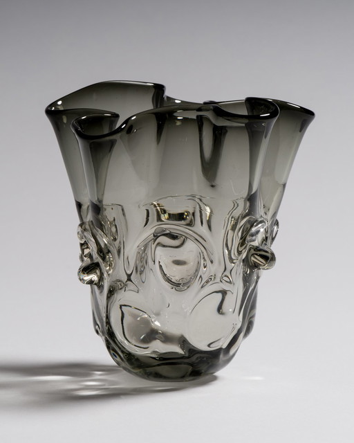Vase mouchoir sculptural en verre de Murano, gris fumé, vers les années 1960
