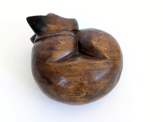 Image 1 of Serre-livres/presse-papiers en teck, style scandinave, représentant un chat siamois endormi.