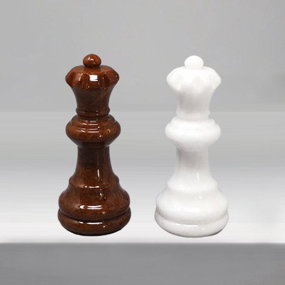 Image 1 of Magnifique jeu d'échecs marron et blanc des années 1970 en albâtre de Volterra, fait main. Fabriqué en Italie.