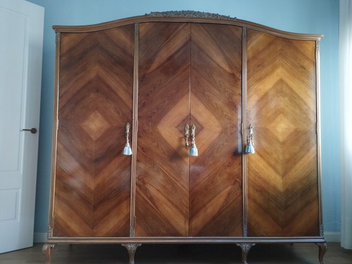 Grande armoire en bois sculpté des années 1950