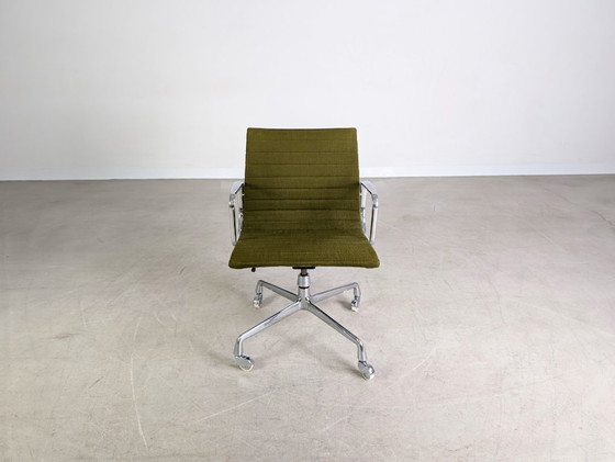 Image 1 of Silla de oficina original de mediados de siglo Herman Miller EA 117 Eames verde