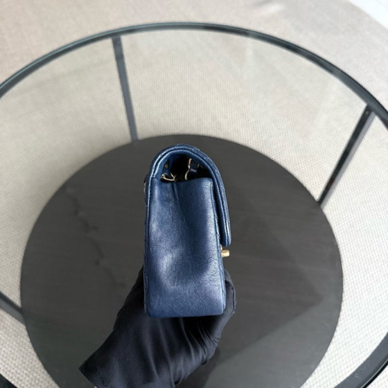 Image 1 of Chanel Seasonal Flap Small - 23CM Surpique CC Herringbone Medallion Flap Chevron Donkerblauw Goudkleurige hardware Serie 21