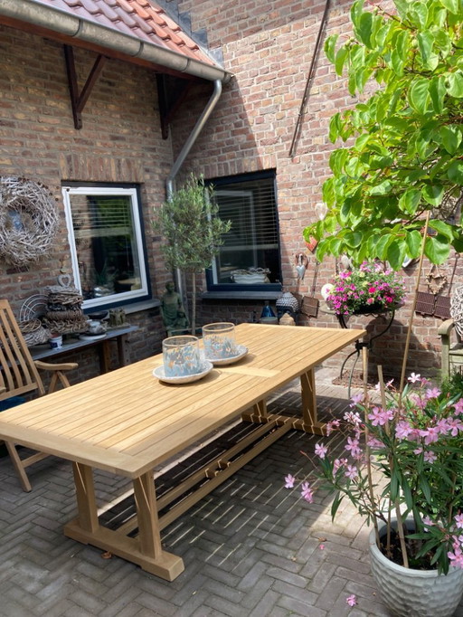 Beautiful large teak garden table by Gloster teak 240x110x72 cm izgst