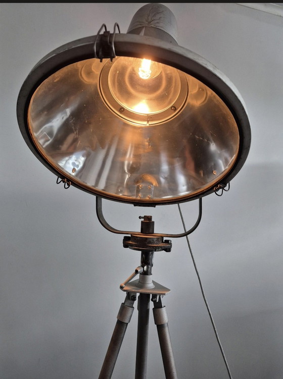 Image 1 of Industriële lamp op statief 