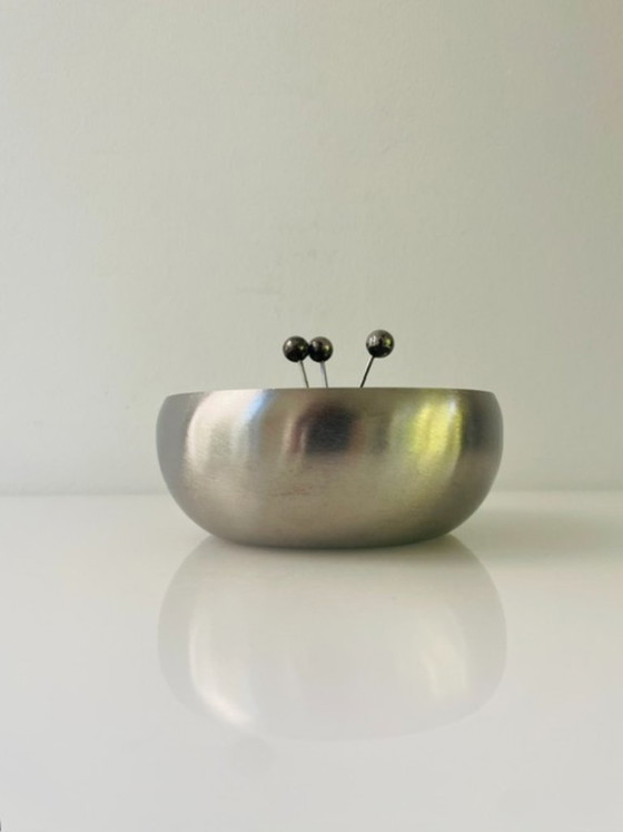 Image 1 of Ciotola vintage in acciaio inox per snack o tapas con stuzzicadenti.