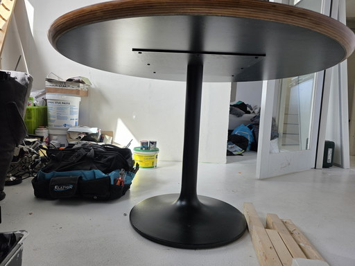 Tavolo da pranzo Swoop con base in acciaio