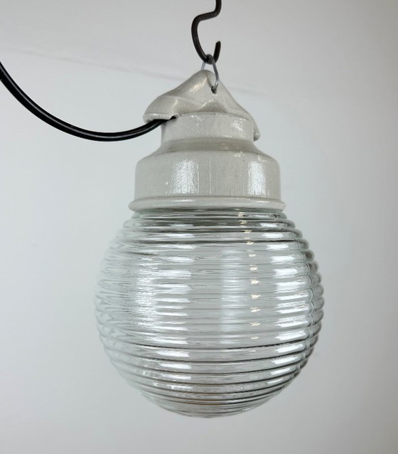 Image 1 of Industriële witte porseleinen hanglamp met geribbeld glas, jaren 70