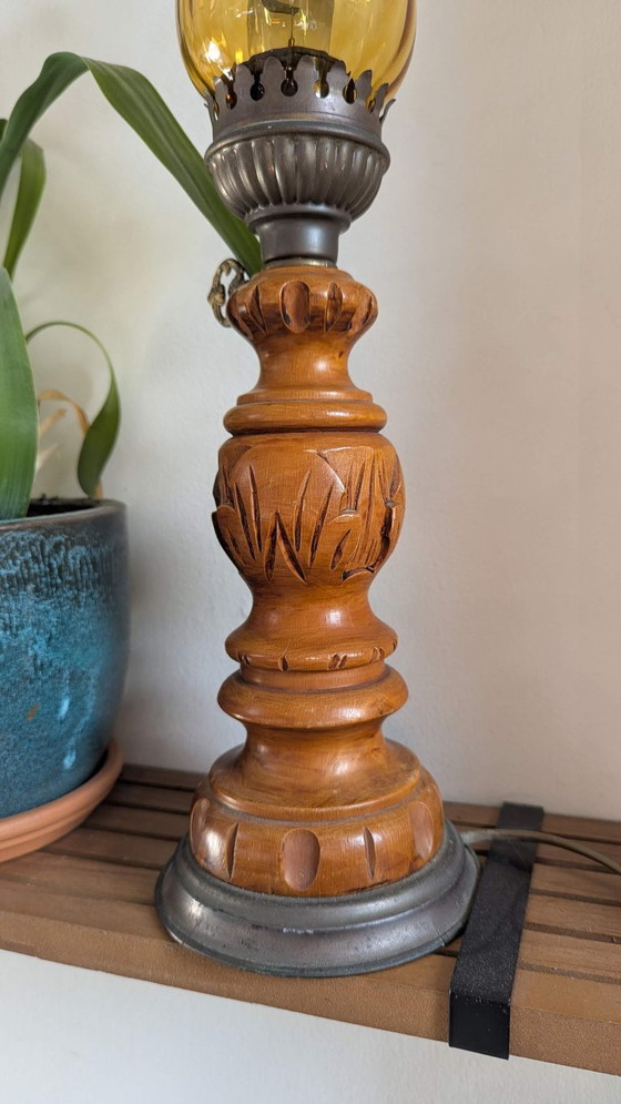 Lampada da Tavolo in Legno Intagliato con Paralume in Vetro Ambrato, Lampade da tavolo, Marrone, Vintage (foto 3 di 8)