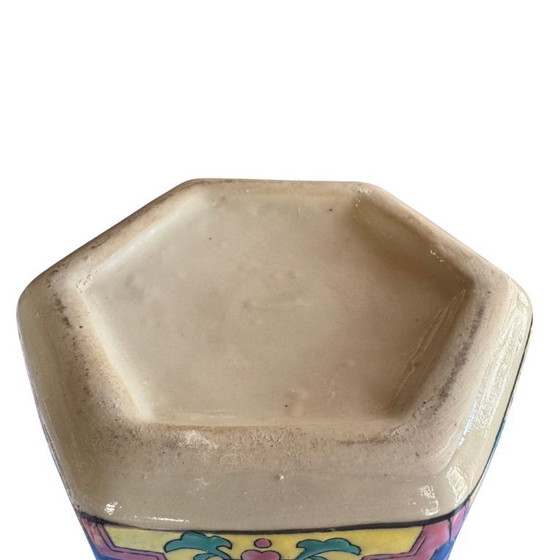 Image 1 of Vintage Zeshoekige Vaas – Kleurrijk Aziatisch Decor – ca. 1960–1980 – 35 cm – Sculpturaal Keramiek