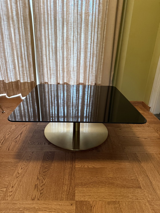Image 1 of Table basse carrée Flash de Tom Dixon - verre noir, pieds dorés