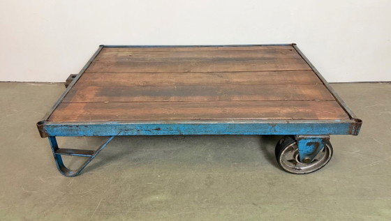 Image 1 of Carrito de mesa de centro industrial azul grande, década de 1960.