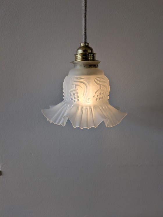Image 1 of Bellissima e unica piccola lampada a sospensione vintage con paralume opalino