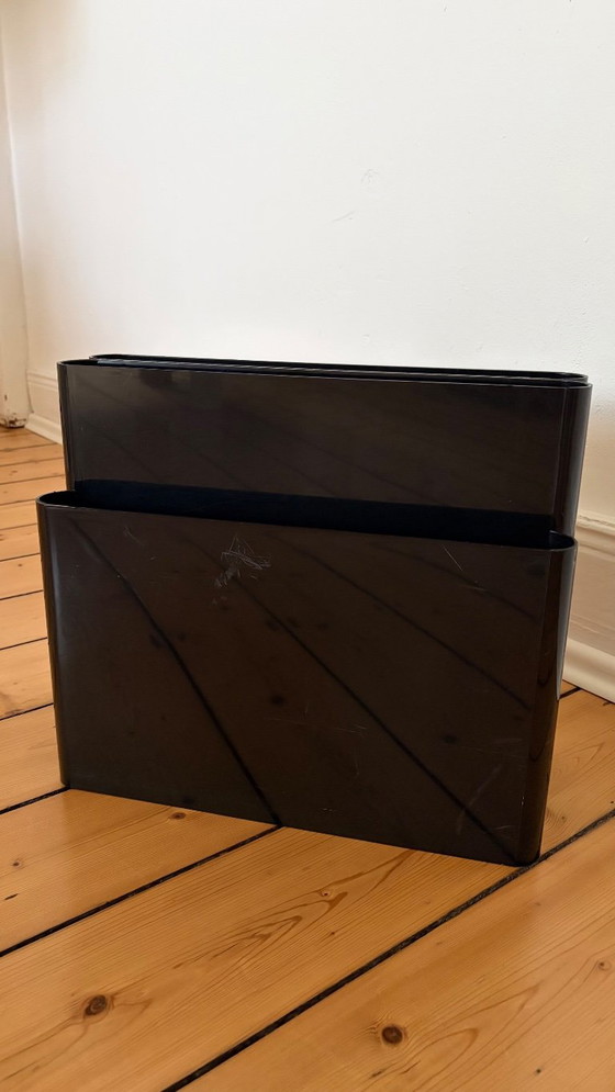 Tijdschriftenrek van Giotto Stoppino voor Kartell, jaren 70, in zwart. – Plastic (photo 6 of 8)