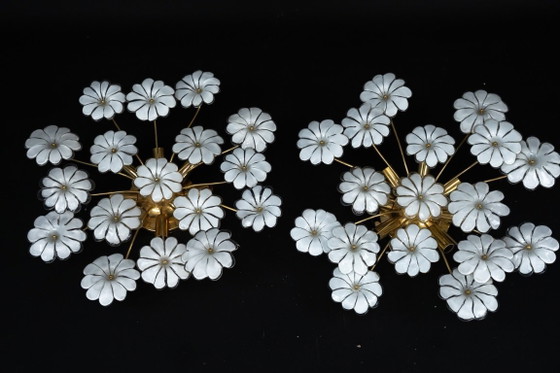 Image 1 of Paar weiße Murano-Deckenleuchten in Blumenform. Italien, 1980er Jahre.