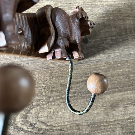 Image 1 of Appendiabiti vintage in legno a forma di mucca