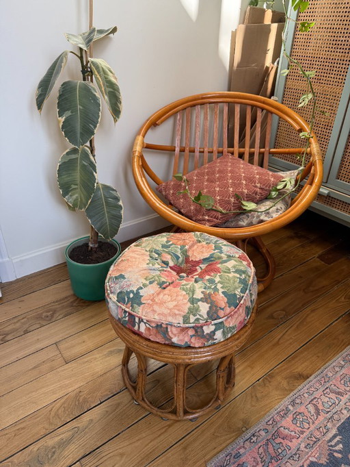 Sgabello vintage in rattan e cuscino rotondo in tessuto degli anni '60
