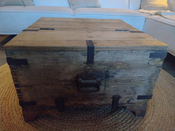 Image 1 of Une vieille table ayant appartenu à mon grand-père.