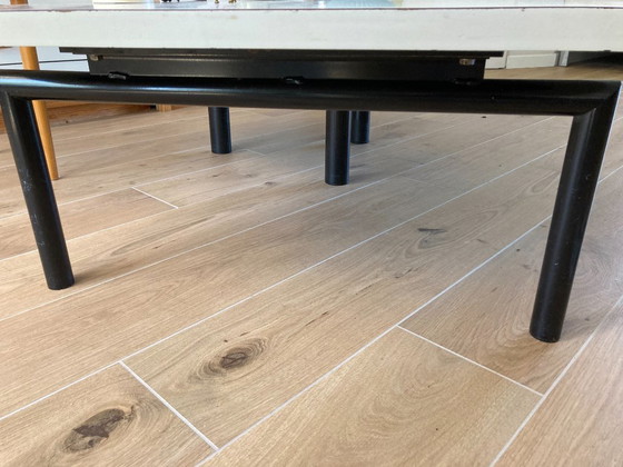 Image 1 of Table basse pivotante vintage - deux plateaux (blanc et noir)