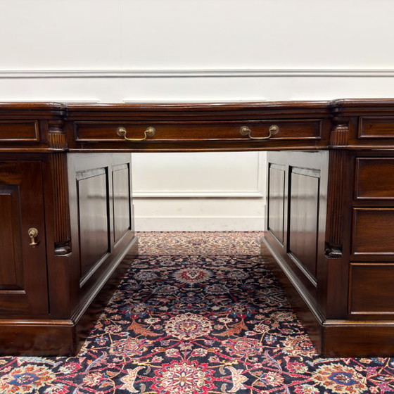 Groot Klassiek Engels Chesterfield Bureau Partnerdesk – Schreibtisch, Leder, Holz (photo 10 of 21)