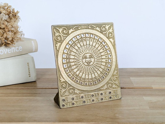 Calendrier perpétuel de table en laiton antique avec motif solaire et zodiaque – Objets déco, Brass (photo 2 of 12)