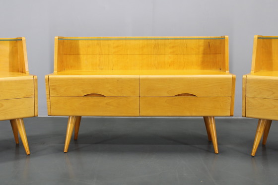 Image 1 of Nachtkastjes en ladekast met glazen legplank uit 1960, Tsjecho-Slowakije