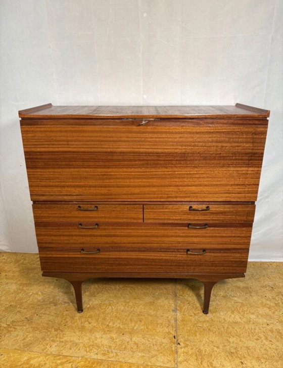 Image 1 of Mid-Century retro vintage teakhouten bureau van Meredew uit 1960. Groot schrijfoppervlak • Deens design • Elegante opbergruimte