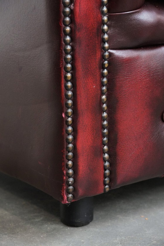 Image 1 of Chesterfield-Club-Sessel aus rotem englischem Rindsleder mit Ziernieten