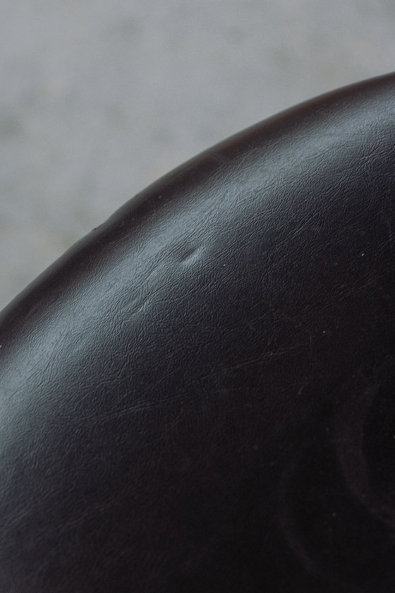 Image 1 of Early editions ant chairs Arne jacobsen By fritz hansen Upholster with black leather seats