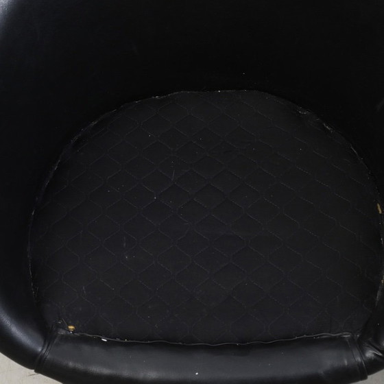 Image 1 of Een paar vintage draaibare fauteuils van zwart kunstleer met chromen onderstellen, daterend uit 1980-1990 en in goede staat.