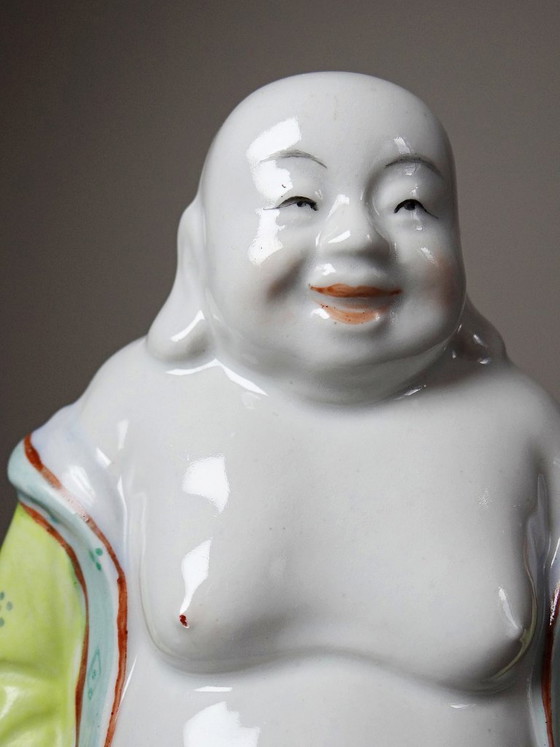 Image 1 of Estatuilla de Buda sonriente de pie, realizada en porcelana china de la familia rosa, 1960-70.