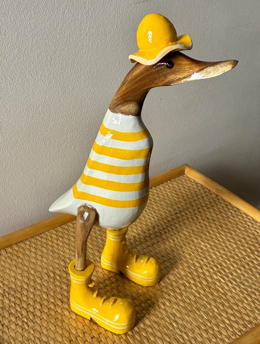 Decoratieve eend van exotisch hout met een geel shirt, 36 cm