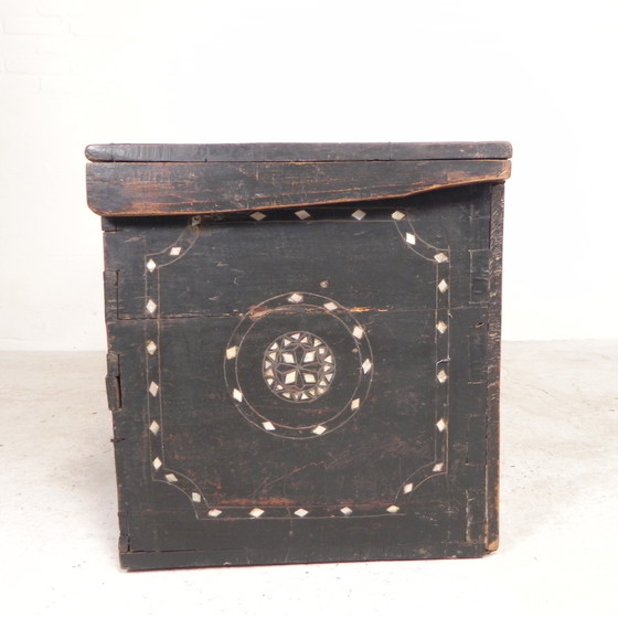 Image 1 of Coffret de mariage syrien du XIXe siècle avec incrustation de nacre