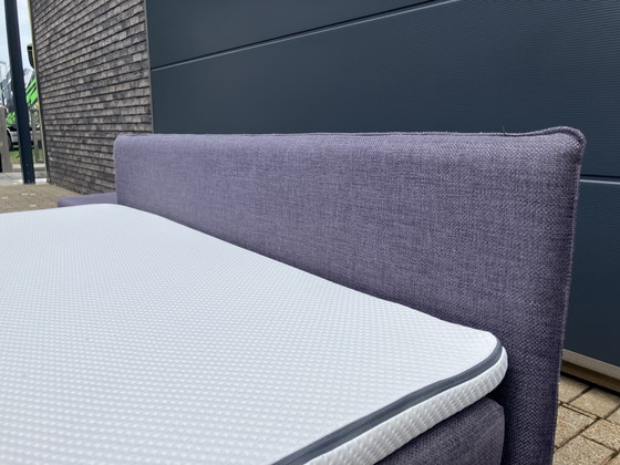 Image 1 of Auping Boxspring 180 x 200 in Topstaat! Incl Auping matras en Emma topper, alles zeer netjes. Incl 2 hockers (nachtkastjes)