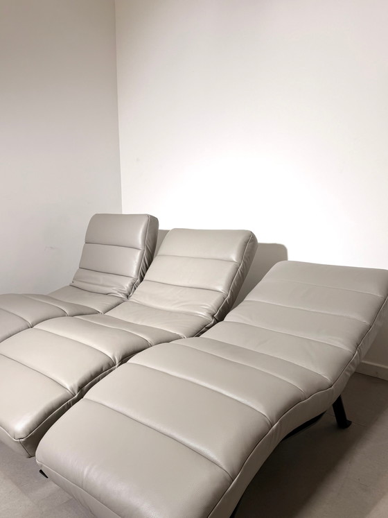 Chaise longue moderna de cuero (photo 6 of 7)