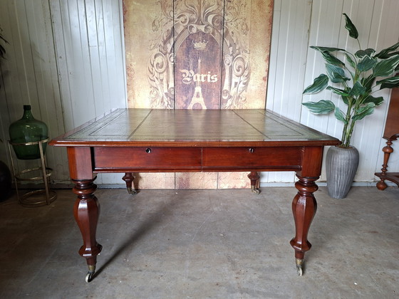 Image 1 of Scrivania antica, con piano in pelle intarsiata, con 2 cassetti. Dimensioni: 130x115 cm e altezza 74 cm.