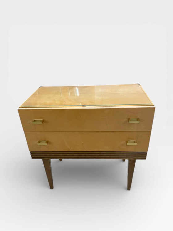 Table de nuit / Commode Vintage Mid Century – Placage érable – Poignées laiton – Plateau verre – Années (photo 2 of 10)