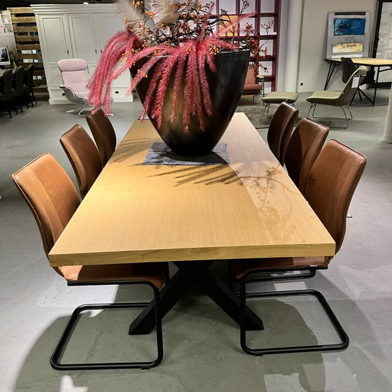 Image 1 of skip Cross eettafel