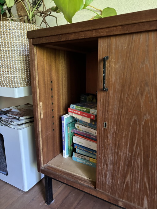 Armadio vintage in teak Eeka con serranda avvolgibile.