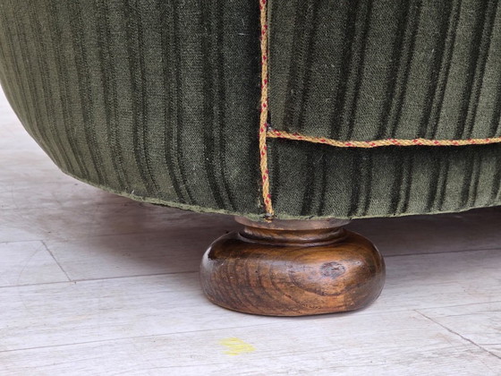 Dänisches 2-Sitzer-Gebogenes Sofa aus den 1960er Jahren, Bezug aus Velours, Eichenholz. – 2 Sitzer Sofas (photo 3 of 17)