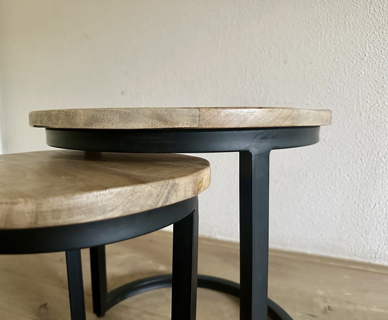Image 1 of 2 tables d'appoint en bois de manguier et acier rond