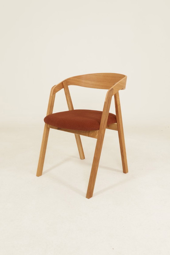 Image 1 of Moderne set van 6 eetkamerstoelen van natuurlijk eikenhout met terracotta bekleding.