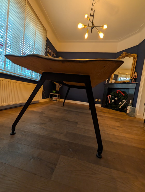 Image 1 of Table en bois avec piètement en fer et chaises