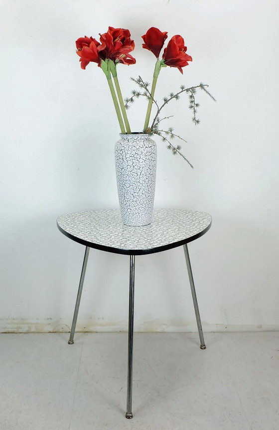 Image 1 of Mesa de centro de tres patas de los años 50 con tablero de formica y patas cromadas inclinadas.