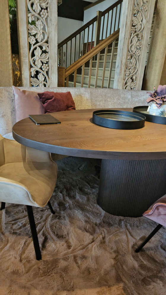 Image 1 of Ovaler Esstisch aus Eiche 1 Stück