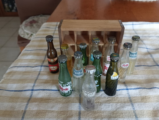 Image 1 of Rare coffret miniature de bouteilles vintage des années 1960 avec son étui d'origine, industrie argentine